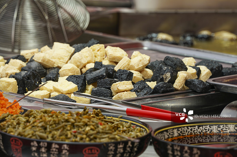 庙会摊位出售长沙臭豆腐特写图片素材