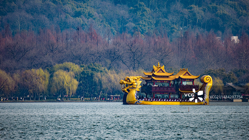 早春的杭州西湖龙船图片素材