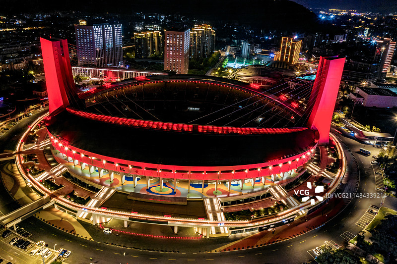 夜晚航拍杭州亚运会的比赛场地之一浙江黄龙体育中心（黄龙体育馆）图片素材