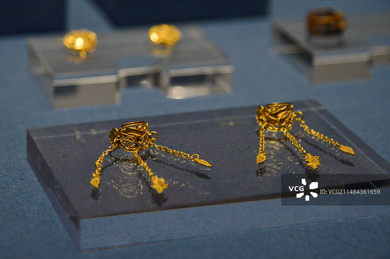 博物馆黑色背景上的黄金饰品特写镜头，精美头戴饰品图片素材