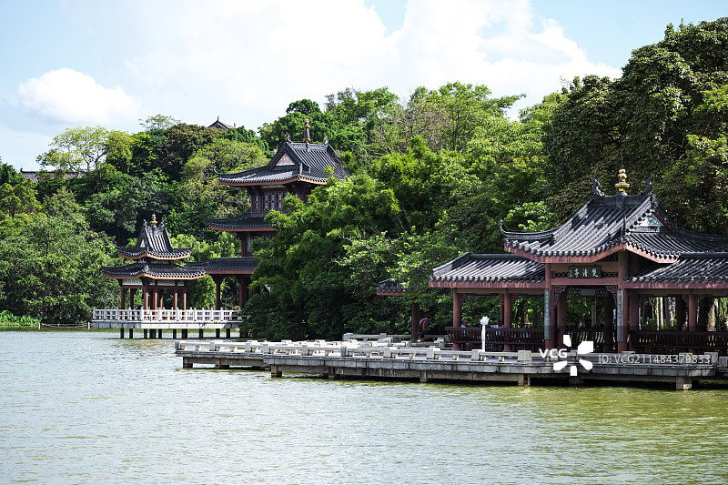 惠州丰渚园晴朗天空下湖边的亭台水榭图片素材