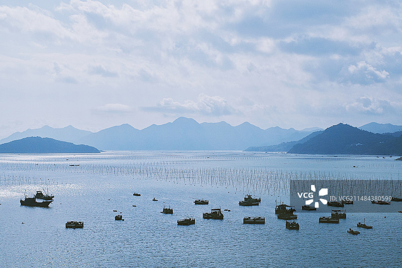 水面上的渔船图片素材