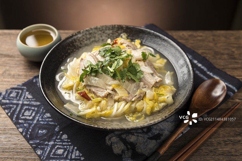 东北传统家常菜酸菜白肉摆放在桌面上特写图片素材