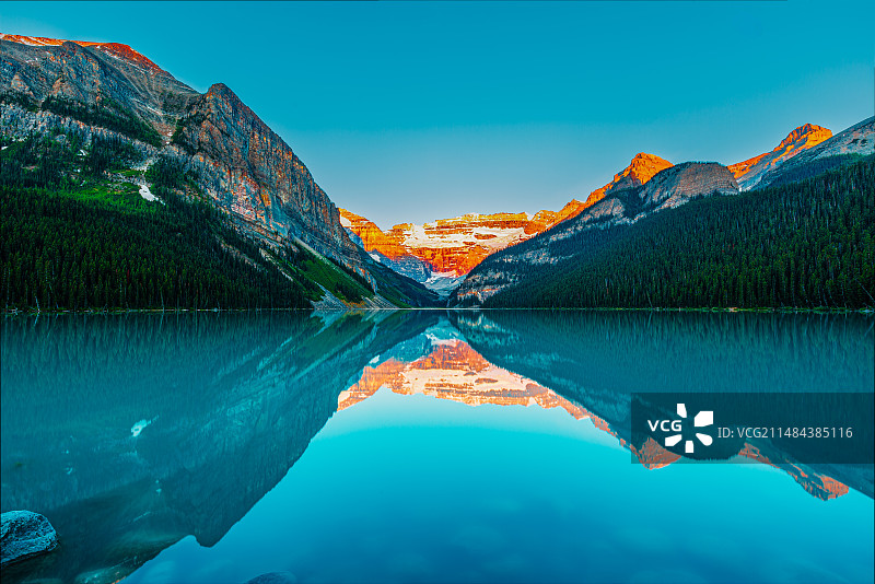 加拿大班夫国家公园，露易丝湖日照金山水中倒影。图片素材