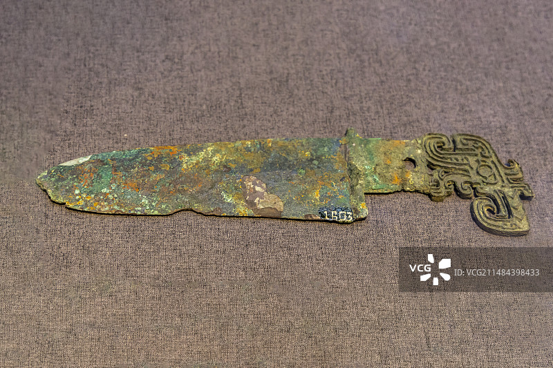 中国考古博物馆“中国历史研究院文物文献精品展”：歧冠曲内铜戈【铜，商，河南安阳殷墟妇好墓】图片素材