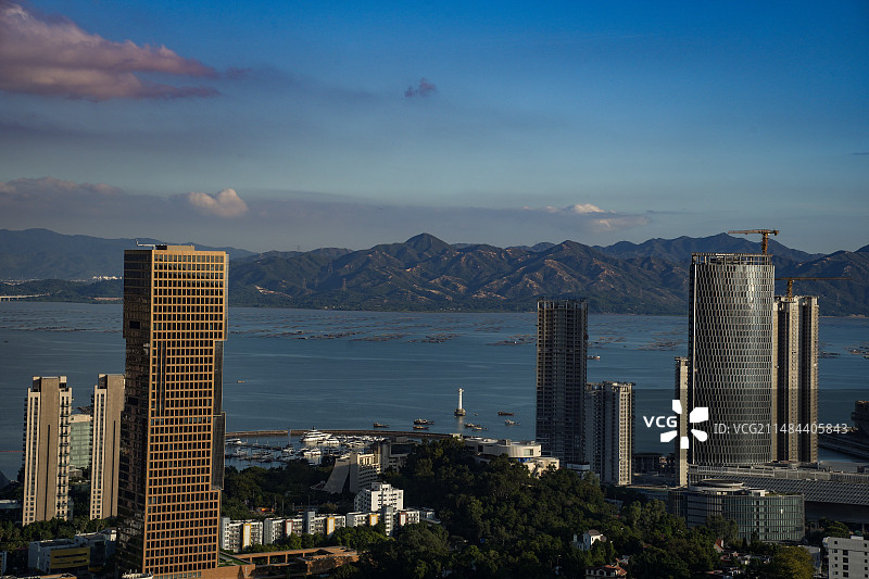 深圳大南山高视角远瞰蛇口港湾和香港元朗流浮山图片素材