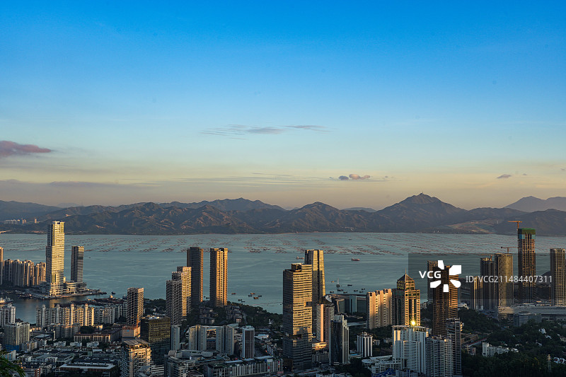 蓝天下大南山远望蛇口港船只及香港元朗流浮山图片素材