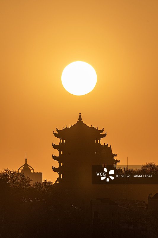 湖北武汉黄鹤楼日出悬日朝阳图片素材