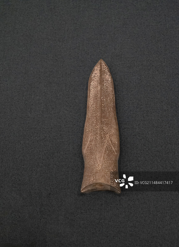 古代文明，鸟篆铭文的越国青铜器，矛，戈图片素材