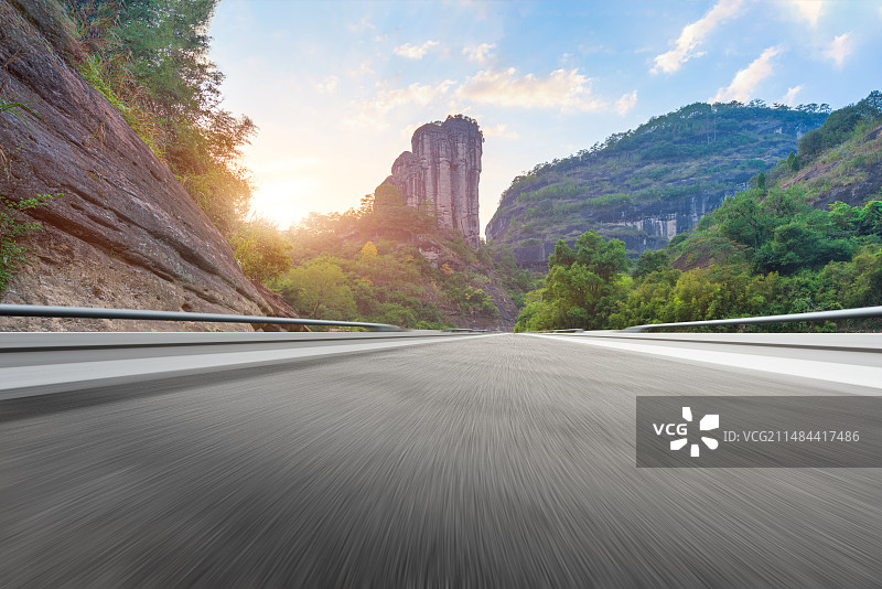 福建武夷山和前进的道路图片素材