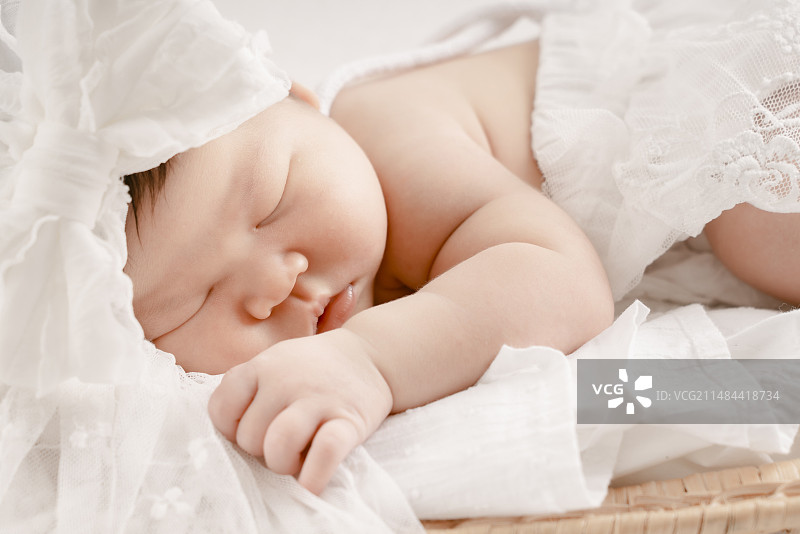婴儿篮中甜睡的天使宝宝图片素材