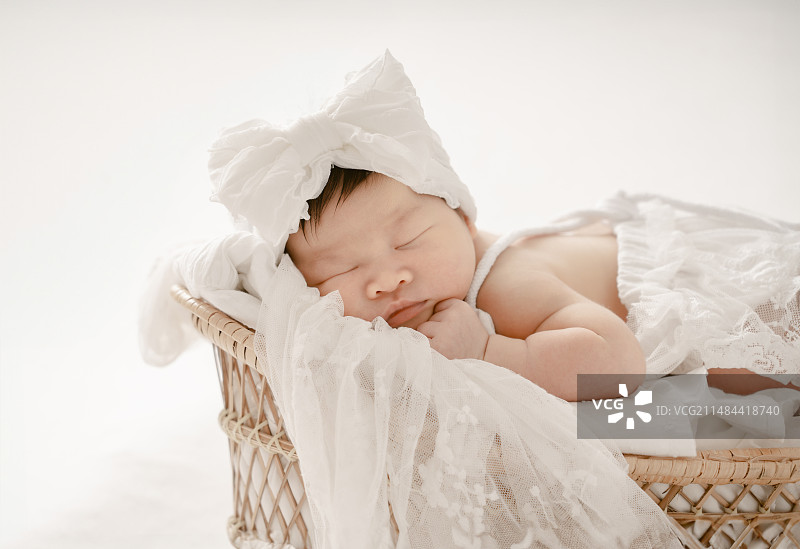 婴儿篮中甜睡的天使宝宝图片素材