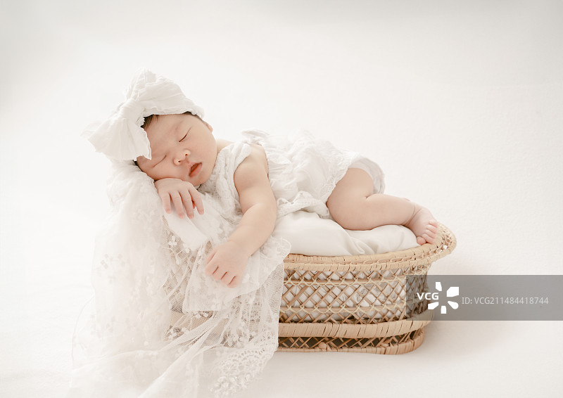 婴儿篮中甜睡的天使宝宝图片素材