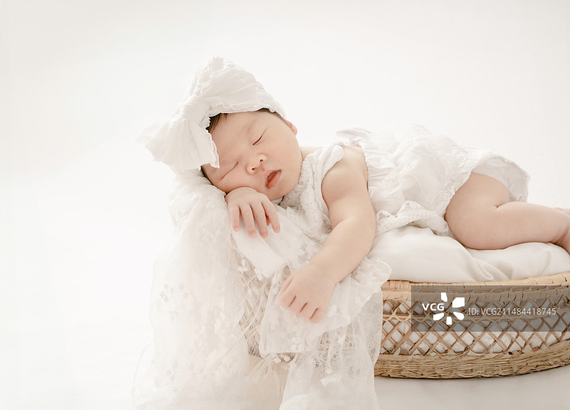 婴儿篮中甜睡的天使宝宝图片素材