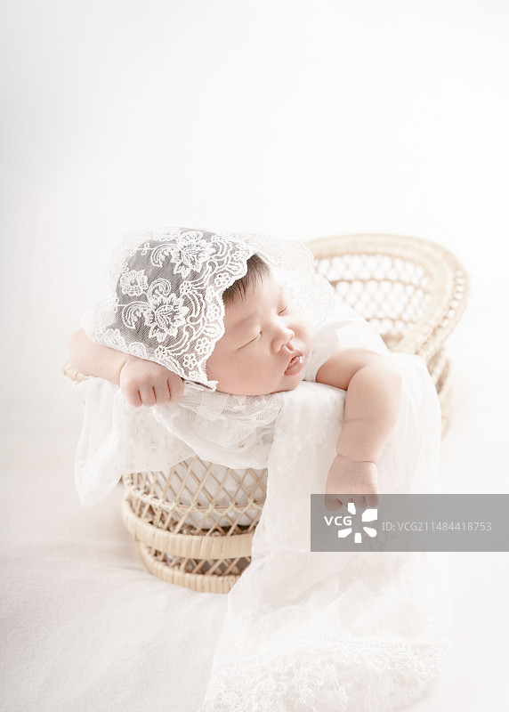 婴儿篮中甜睡的天使宝宝图片素材
