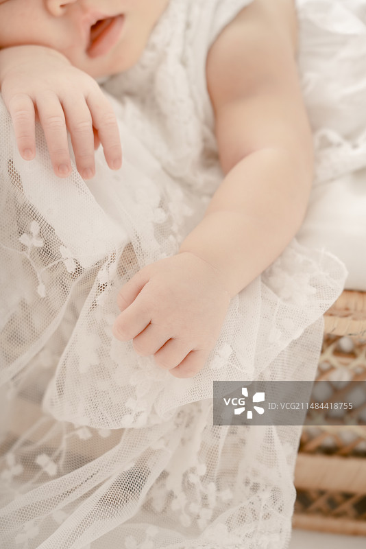 婴儿篮中甜睡的天使宝宝图片素材