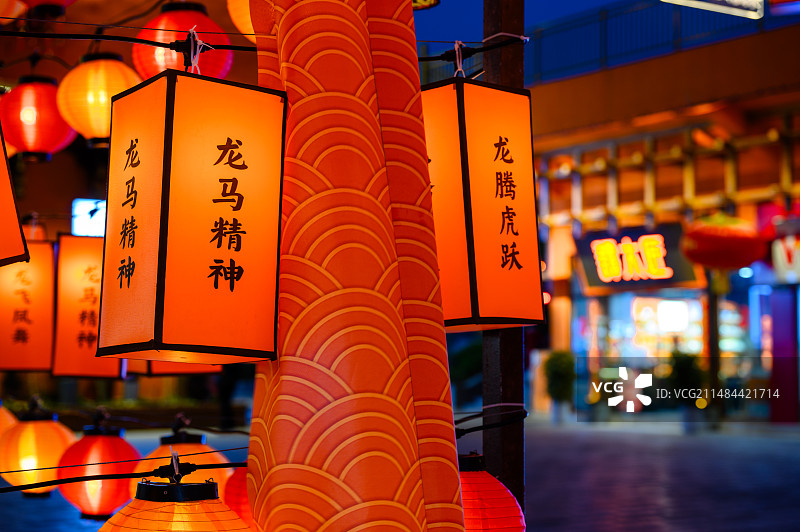 中国湖北省恩施土家女儿城新年夜景灯笼图片素材