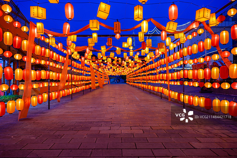 中国湖北省恩施土家女儿城新年夜景灯笼图片素材
