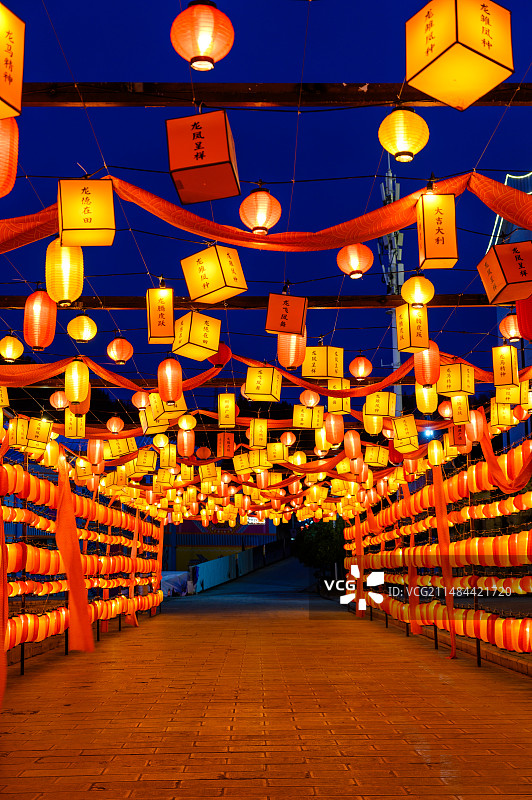 中国湖北省恩施土家女儿城新年夜景灯笼图片素材