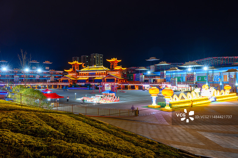 中国湖北省恩施土家女儿城新年夜景灯笼图片素材