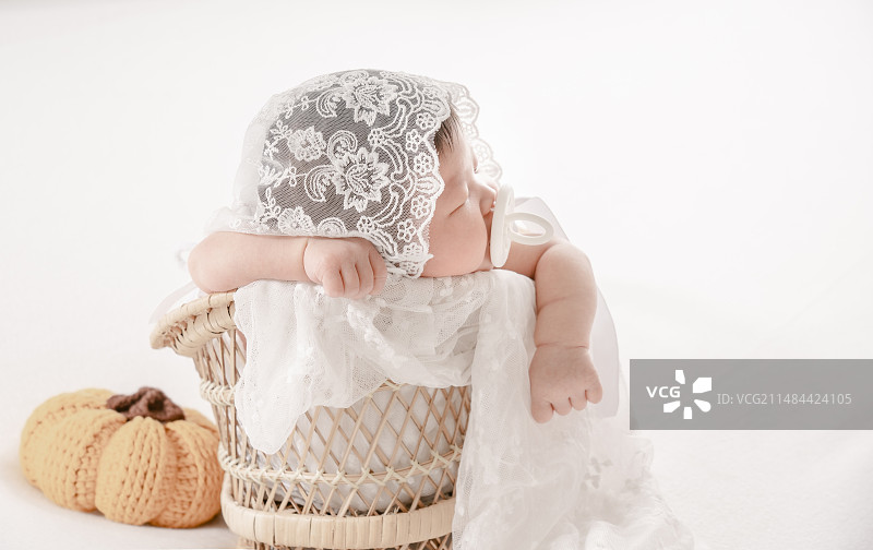 婴儿篮中甜睡的天使宝宝图片素材