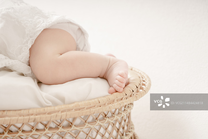 婴儿篮中的十天女婴腿部特写图片素材