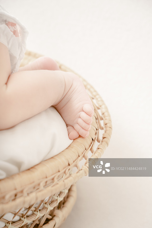 婴儿篮中的十天女婴腿部特写图片素材