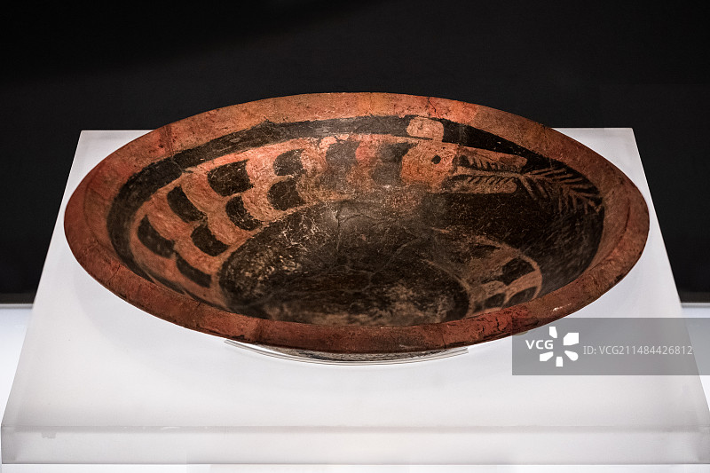 新石器时代龙山文化彩绘蟠龙纹陶盘图片素材