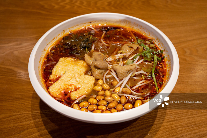 四川成都美食香辣酸辣麻辣肥肠粉丝图片素材