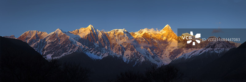 南迦巴瓦日照金山图片素材