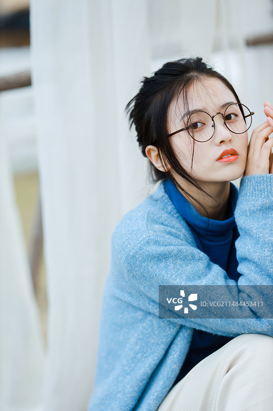 室外阴天清新毛衣针织衫温柔女孩图片素材