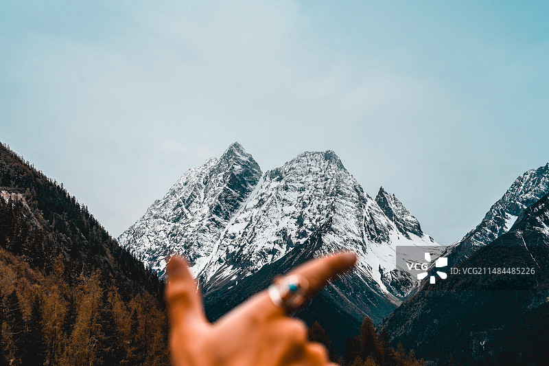 我被雪山环绕图片素材