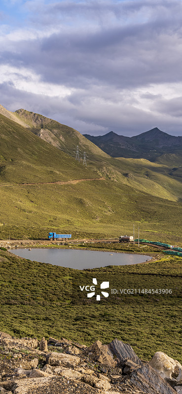 四川省甘孜藏族自治州天空白云青山绿草自然风光图片素材