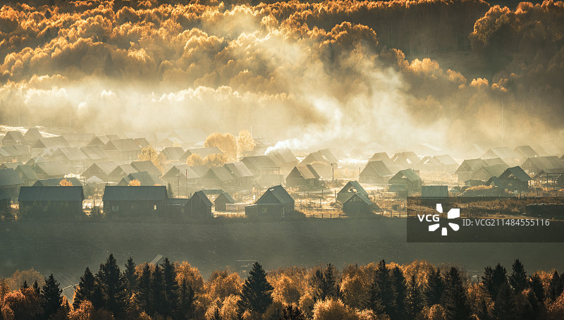 新疆禾木村秋季晨雾图片素材