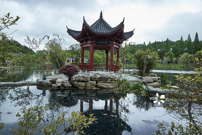 江西井冈山茨坪镇挹翠湖清风亭图片素材