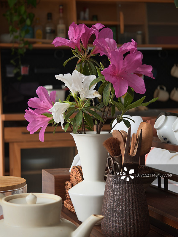 茶室茶桌摆设宋式花瓶杜鹃花图片素材