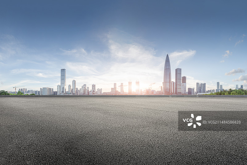 深圳城市天际线和开阔的沥青地面图片素材