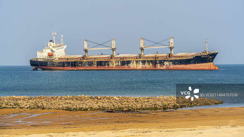 山东省威海市荣成市布鲁维斯号沉船蓝天碧海沙滩城市自然风光图片素材