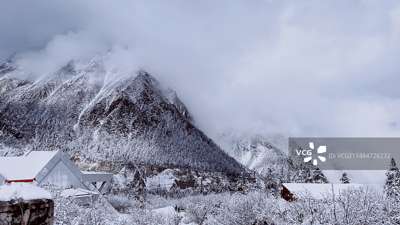 白雪皑皑的海螺沟图片素材