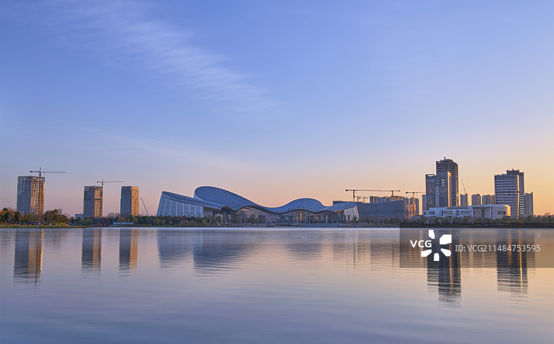 黄昏日落城市天际线建筑经济商务金融区图片素材