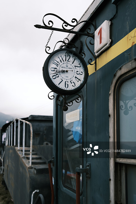 绿皮火车和时钟图片素材