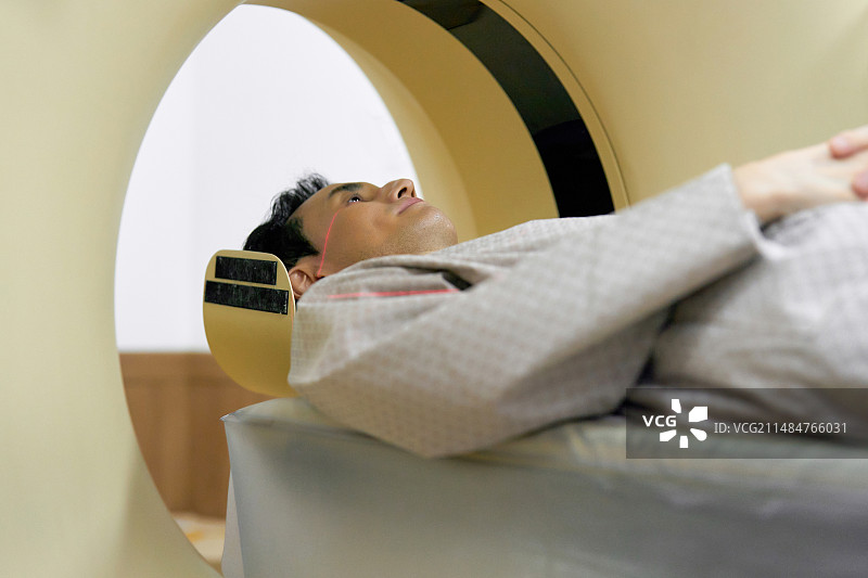 放射科CT检查男性患者图片素材