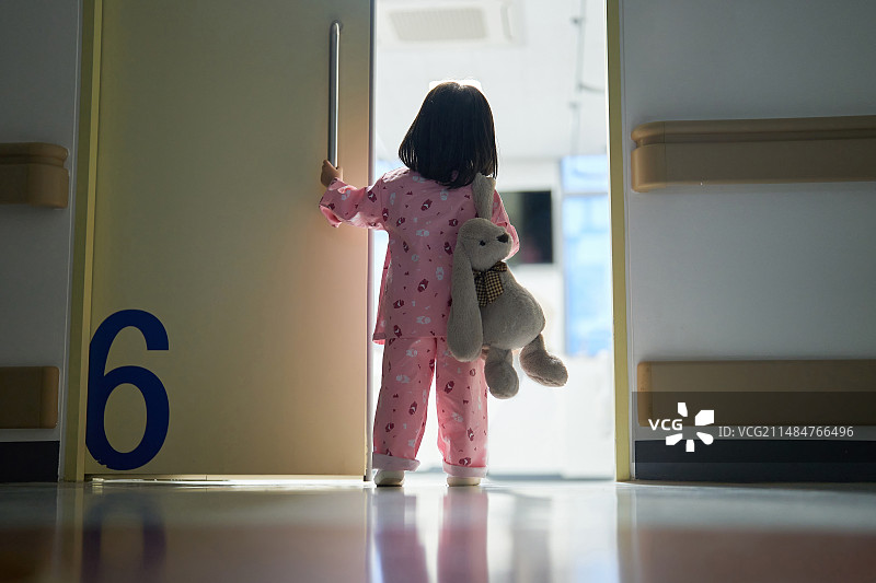 病房里凝视着门口的小女孩图片素材