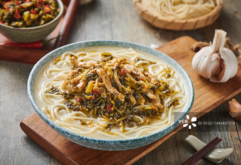 桌子上的美食特写 雪菜肉丝面图片素材