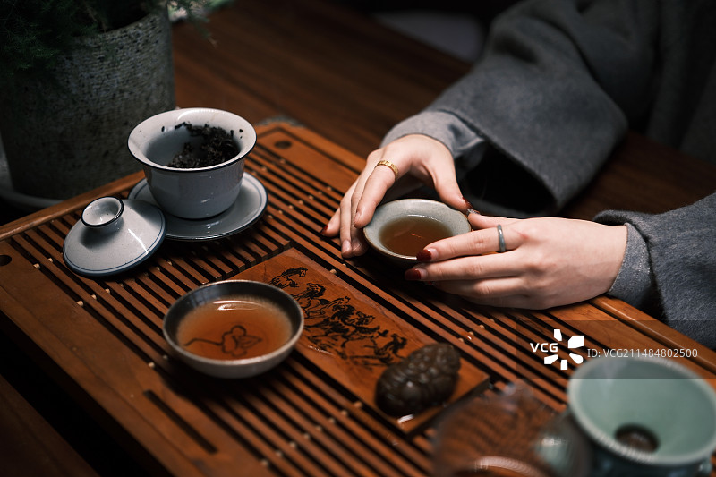 青年女人在喝茶图片素材