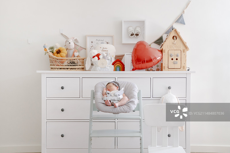 成长椅摇摇篮中甜睡的新生女婴图片素材