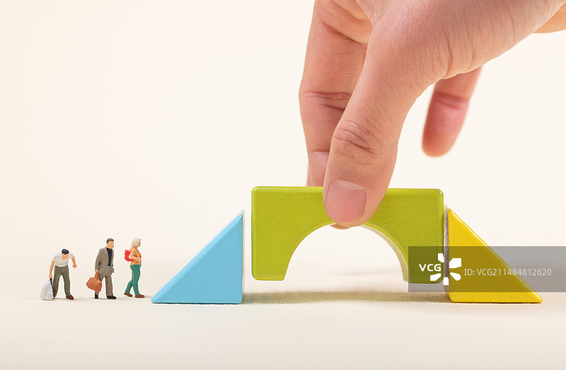 微缩创意用积木搭桥的手部特写图片素材