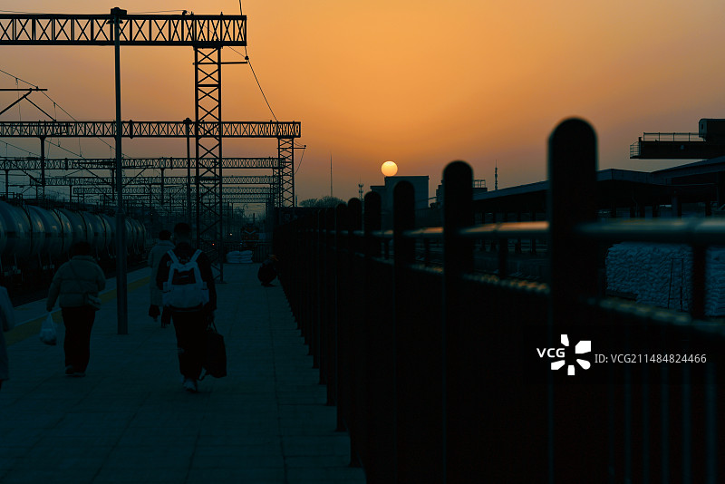 夕阳下陕西咸阳市兴平火车站站台图片素材