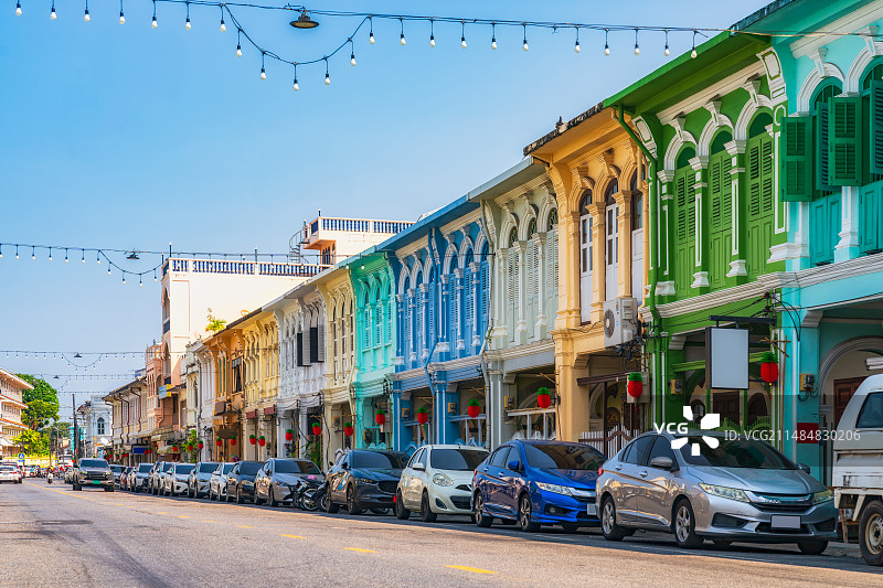 泰国普吉岛，普吉镇上色彩缤纷的房屋与街道图片素材