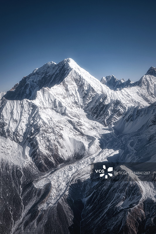 西藏林芝加拉白垒峰的卫峰支巴岗日及山脚下的白努冰川图片素材